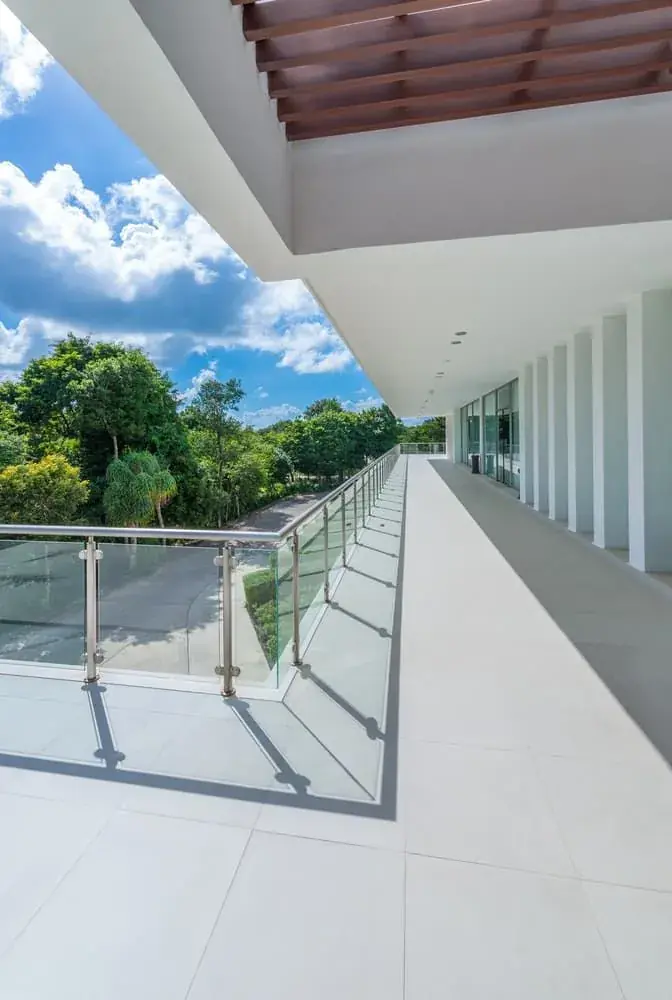 Frameless glass balustrade along a rooftop terrace of a modern home